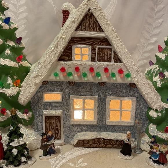 Vintage Ceramic Light up Christmas house with miniature Carolers Accessories. - Picture 6 of 11